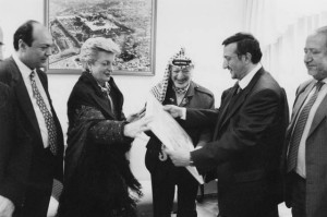 Il M° Guadagnuolo consegna l'opera PEACE al Presidente Arafat