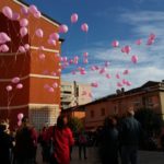 Palloncini rosa nel cielo di Aprilia per ricordare le vittime del tumore al seno