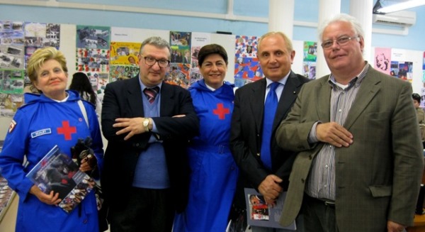 10 Inaugurazione Arte in Classe 12 Ed. Guadagnuolo con il Colonello Gallo, l'Ass.Fioratti Spallacci e le Sorelle della Croce Rossa Italiana