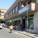 Piazza Roma, l’ intonaco di un palazzo si frantuma e cade