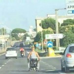 Disabile in sedia a rotelle sulla Pontina