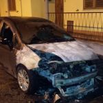 Un’altra auto distrutta dalle fiamme