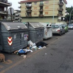 Getta rifiuti in strada: cittadino colto in flagrante