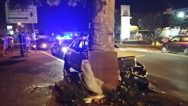 Mercedes contro un albero