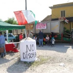 Presidio via Cinque Archi per manifestare contro la discarica a Lazzaria