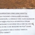 Affiggono dei cartelli con una inequivocabile polemica