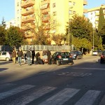 Auto non si ferma allo stop e travolge uno scooter