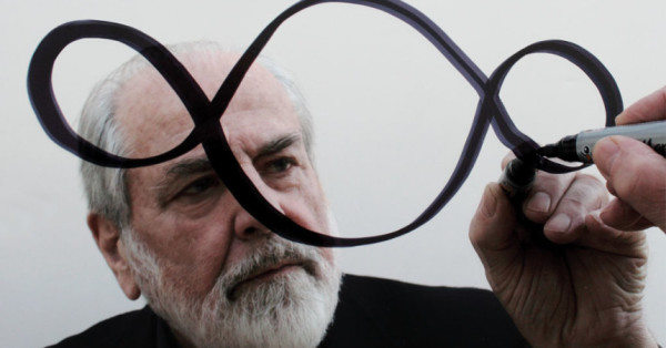 Michelangelo-Pistoletto traccia il Terzo Paradiso su uno specchio