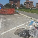 Mucchi di rifiuti tra via Claudio e la via Pontina