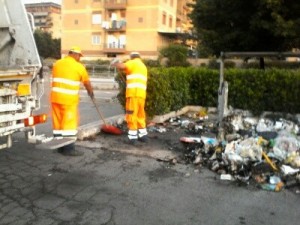 Cassonetto bruciato in via mille