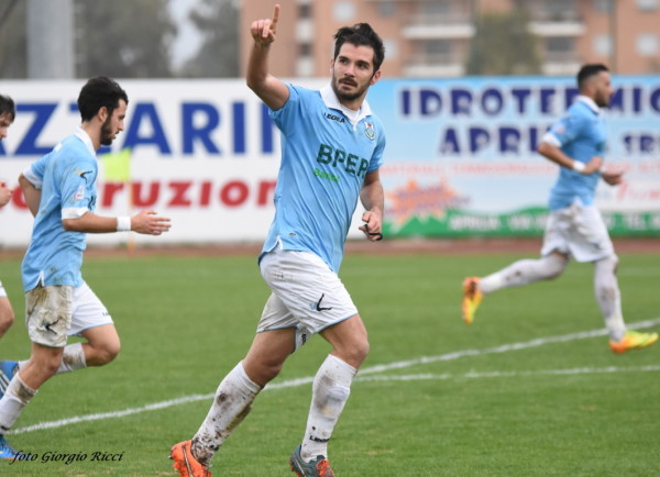 fc aprilia Cristiano Roversi esulta per il gol del pareggio