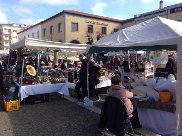 bancarelle piazza roma3