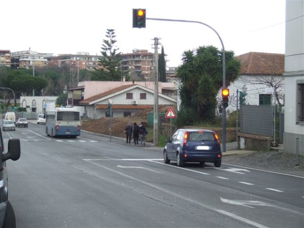 Palo fermata Cotral attaccato a ringhiera