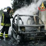 Smart a fuoco a Cisterna: i Vigili del Fuoco sventano il peggio