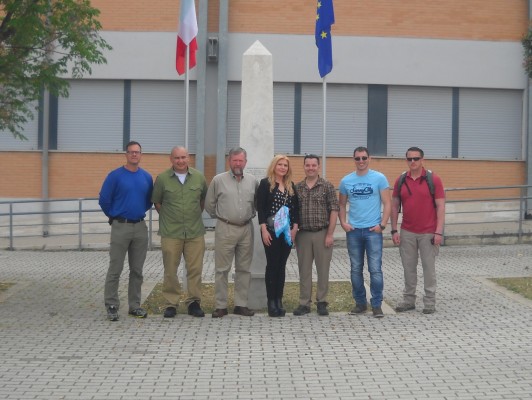 Elisa Bonacini e delegazione DPAA presso monumento caduti dispersi