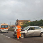 Auto contro il guard rail sulla Pontina