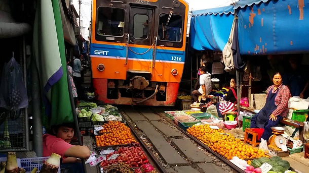 maeklong-railway-market