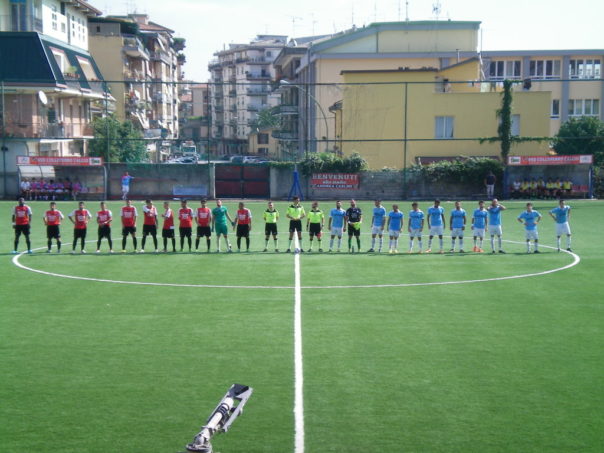 le-due-squadre-schierate-a-centrocampo