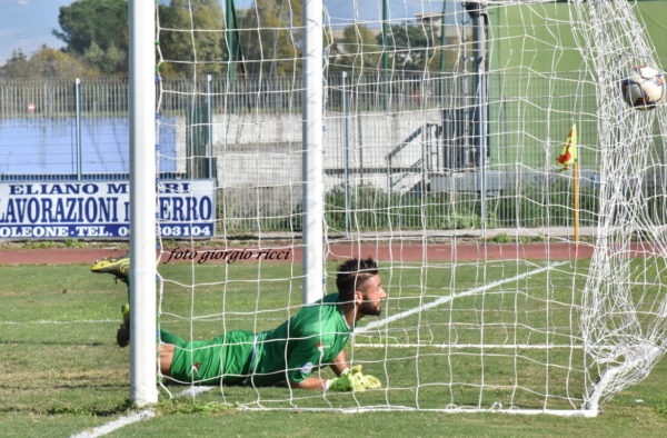 il-numero-1-dellaprilia-osserva-il-pallone-messo-in-rete-da-nardi