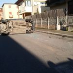 Auto ribaltata in Via Traiano, una persona ferita