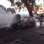 L’auto va improvvisamente a fuoco con quattro a bordo. Paura a Cori