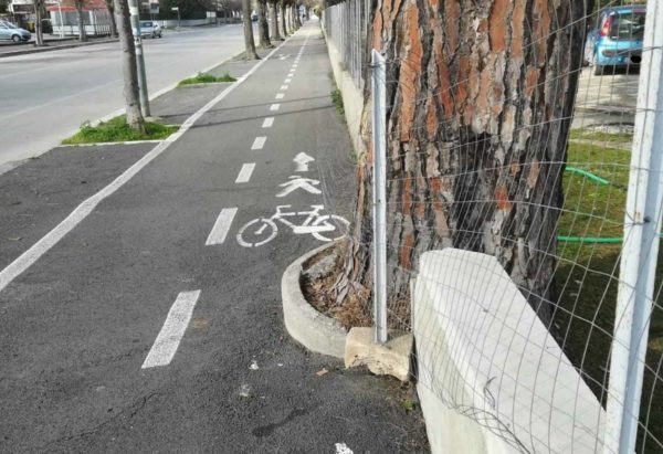 grillini e pentastellati pista ciclabile