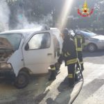 Auto in fiamme nel centro di Aprilia: intervengono i Vigili del Fuoco.